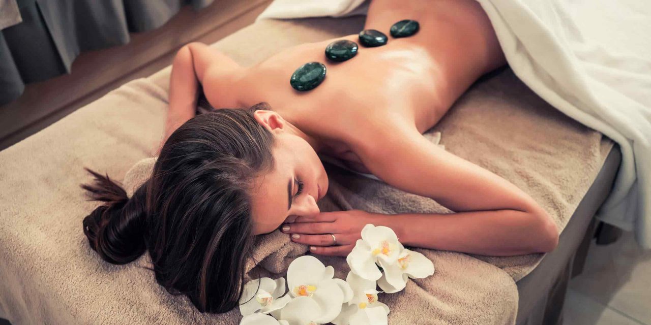 https://www.coiffurelaplace.fr/wp-content/uploads/2018/10/spa-stone-massage-3-1280x640.jpg